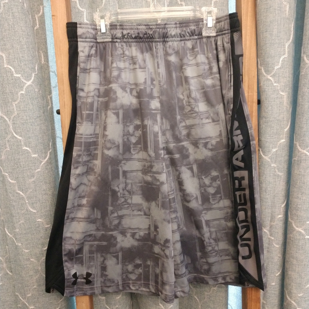 UA UNDER ARMOUR LOOSE HEAT GEAR SHORTS